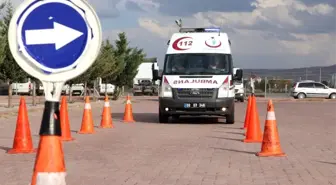 Aksaray'da ambulans sürücüleri parkurun tozunu attırdı