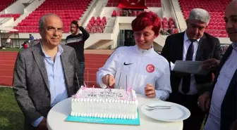 Dünya ikincisi özel sporcu Fatma'ya sürpriz doğum günü