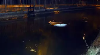 Sulama kanalına düşen otomobilin sürücüsü aracı bırakıp kaçtı