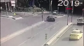 Üsküdar'daki hatalı dönüş nedeniyle meydana gelen kaza kamerada