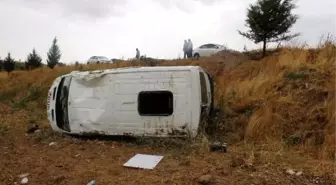 Lastiği patlayan servis minibüsü devrildi: 3 yaralı