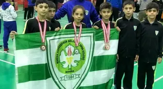 Manisa Büyükşehir Badminton Takımı derecelerle döndü