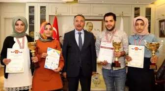 AİÇÜ Rektörü Prof. Dr. Karabulut, Rusça Olimpiyatlarında ödül alan öğrencileri kabul etti