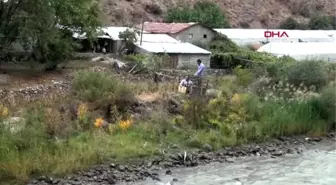 Artvin çoruh nehri'nden ilkel teleferikle geçen kaymakam, ev ziyaret etti