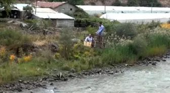 Kaymakam, Çoruh Nehri'nden ilkel teleferikle geçip, ev ziyaret etti