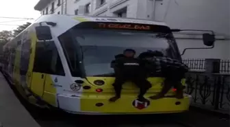 Tramvaya asılan çocuklar yürekleri ağızlara getirdi