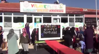 Anneleri ile sahneye çıkıp yöresel kıyafetleri sergilediler