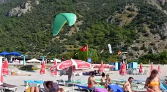 Ekim ayında, Belce Plajı'nda deniz ve güneşin keyfini turistler çıkardı