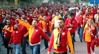 Galatasaray taraftarı Taksim'de toplandı