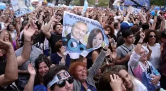 Ekonomik krizle boğuşan Arjantin'de seçimi merkez solun adayı Alberto Fernandez kazandı