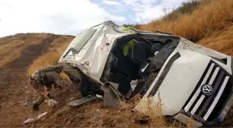 Adıyaman'da yolcu minibüsü şarampole yuvarlandı: 19 yaralı