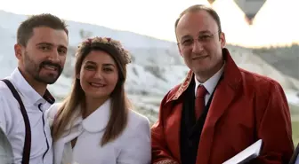 Gökyüzünde sıcak hava balonunda nikah töreni