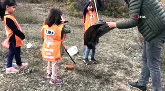 Babasıyla yol kenarına atılan çöpleri toplayan Zeynep'e Konyalı firma çöp toplama aparatı hediye...