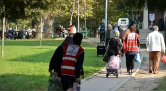 Bursa'da Kızılaylı gençler, pazardan alışveriş yapan yaşlıların eşyalarını evine kadar taşıdı