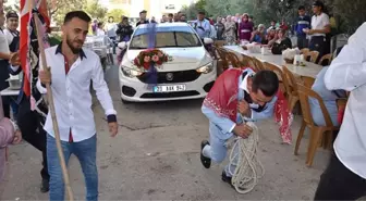 Damat, 1,5 tonluk gelin arabasını 100 metre çekerek baba evine götürdü