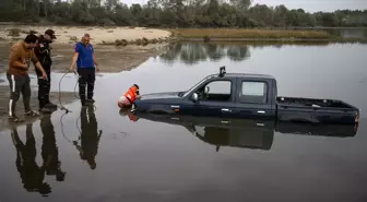 Edirne'de bir araç Meriç Nehri'ne düştü