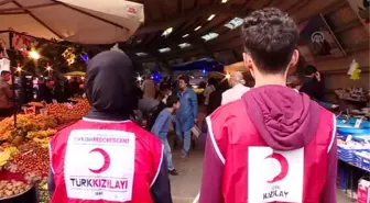 Lise öğrencileri yaşlıların pazar çantalarını taşıdı