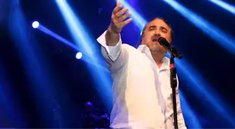 Şarkıcı Volkan Konak, konserinde anne ve babasının cinsel hayatını anlattı