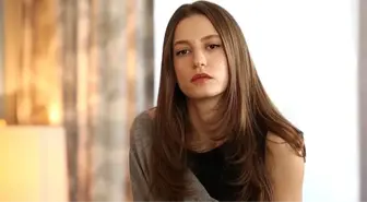 Alice Müzikali'nin setinden fotoğraf paylaşan Serenay Sarıkaya, bacak dekoltesiyle mest etti