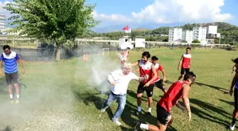 Amatör kulüp yöneticisi neye uğradığını şaşırdı, tepeden aşağı un ve yumurta içinde kaldı