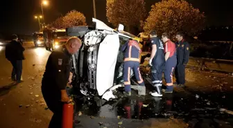 Başkentte refüje çarpan pikap devrildi