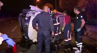 Başkentte refüje çarpan pikap devrildi