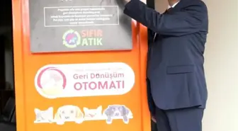 Geri dönüşüm otomatları sokak hayvanlarına mama sağlıyor