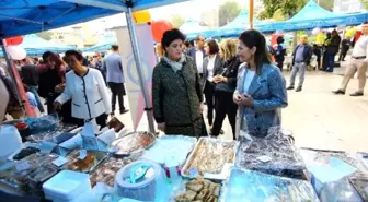 Polis eşleri öğrenciler için börek açıp, pasta pişirdi