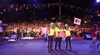 Sanatçılar ve trafik polisleri sahnede on binlere seslendi