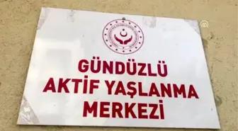 Yaşlanma merkezinde sosyal aktivitelere katılıyorlar