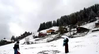 Ayder beyaza büründü, tatilciler karın keyfini sürdü