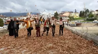 Tarihi köprüye yaprak serip, sonbaharı yaşadılar