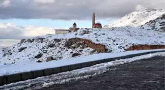 İshak Paşa Sarayı beyaza büründü