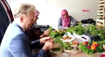 Burdur kaymakam tanrıkulu kadınlarla çelenk yaptı