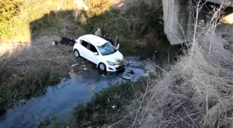 Dereye düşen otomobildeki 2 öğretmen ağır yaralandı