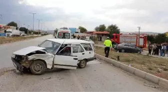 Kula'da kavşakta 2 otomobil çarpıştı: 1 yaralı