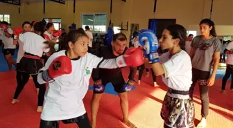 Muay Thai'nin dünya yıldızı, genç sporcularla idman yaptı