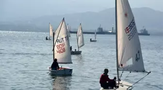 Yelkenliler İzmit Körfezi'nde kıyasıya yarıştı