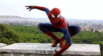 Antalyalı 'Spiderman', ekmeğini kostümünden kazanıyor