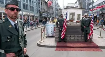 Berlin Duvarı'nın yıkılışının 30. yılı: Checkpoint Charlie'de 'ABD askerleri' gibi giyinen...