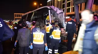 Makas atan sürücü, polisleri taşıyan midibüse kaza yaptırdı: 3 polis ağır yaralı