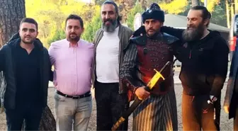 Diriliş Ertuğrul oyuncusu kılıçla döner kesti