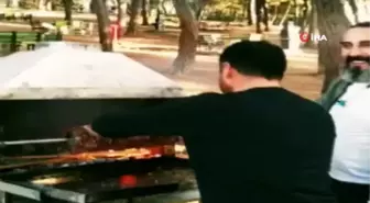 Diriliş Ertuğrul oyuncusu kılıçla döner kesti