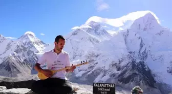 Karamanlı genç, Kala Patthar zirvesinde saz çalıp türkü söyledi