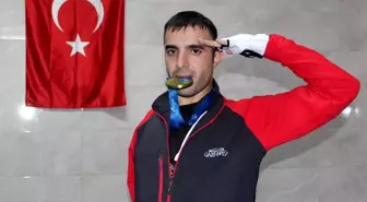 Tek kolu olmayan milli sporcu ayaklarıyla dünyaya meydan okuyor