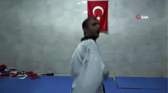 Tek kolu olmayan milli sporcu ayaklarıyla dünyaya meydan okuyor