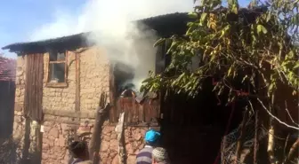 Alevler içinde kalan ahşap ev kullanılamaz hale geldi