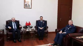 Komutanlar Vali Çakacak'ı ziyaret etti