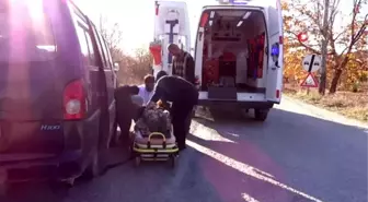 Otomobil ile panelvan minibüs çarpıştı: 3 yaralı