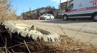 Otomobille çarpışan traktör ters döndü: 2 yaralı